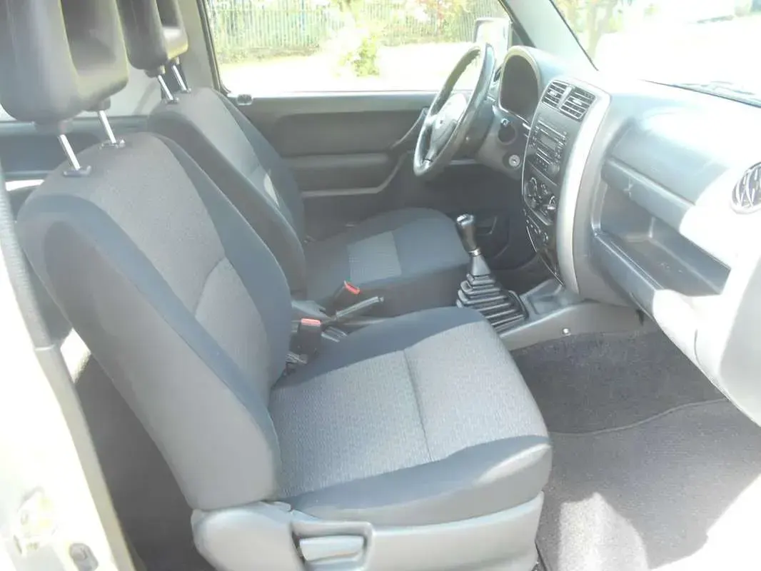 Second-hand Suzuki Jimny 86 CP (63 kW) 2008 Argintiu SUV