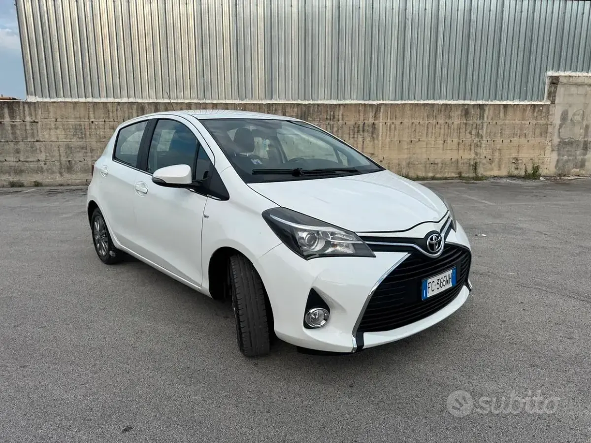 Usata Toyota Yaris Lounge 69 CV (50 kW) 2016 Bianco Berlina