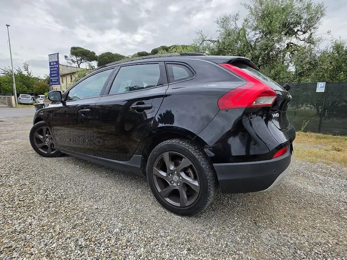 Usata Volvo V40 Momentum 114 CV (83 kW) 2013 Nero Utilitaria