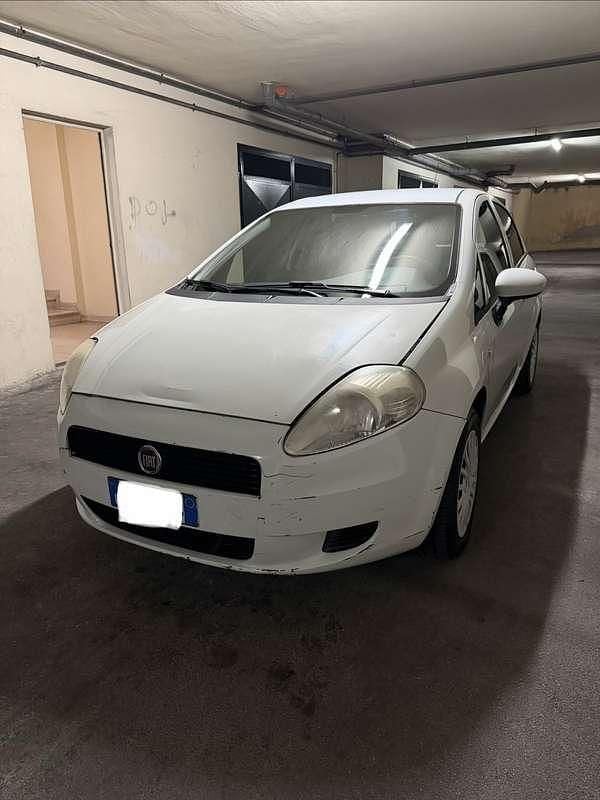 Usata 2011 Fiat Grande Punto S Due volumi | 2800 € (Super prezzo) - Immagine 1/4