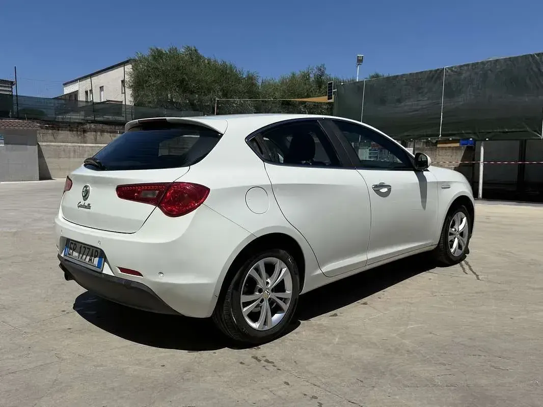 Usata Alfa Romeo Giulietta Distinctive 120 CV (88 kW) 2013 Bianco Utilitaria