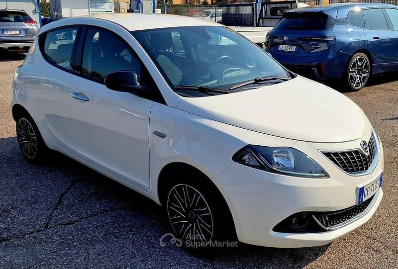 Usata Lancia Ypsilon Gold 69 CV (50 kW) 2023 Bianco Utilitaria
