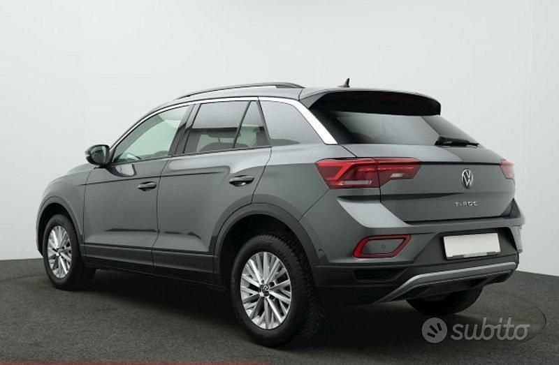 Usata VW T-Roc Life 116 CV (85 kW) 2024 Grigio scuro SUV