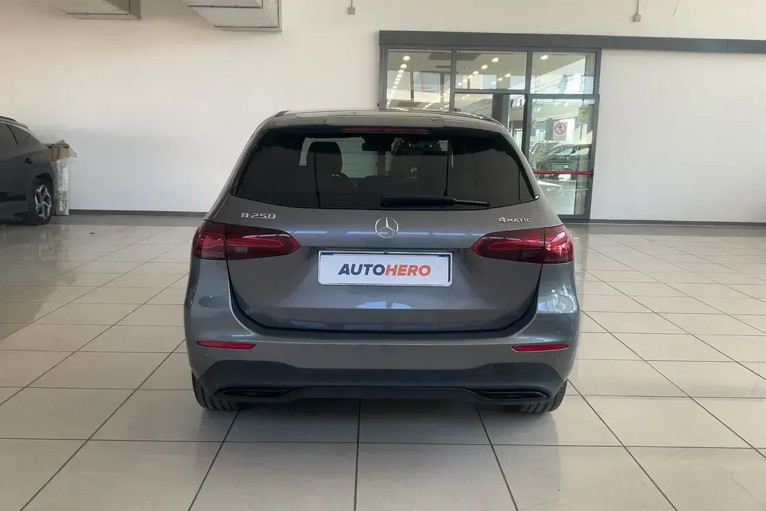 Usata Mercedes B250e Progressive 238 CV (175 kW) 2023 Grigio Monovolume