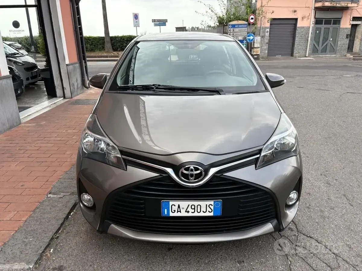 Usata Toyota Yaris Lounge 69 CV (50 kW) 2016 Grigio Berlina