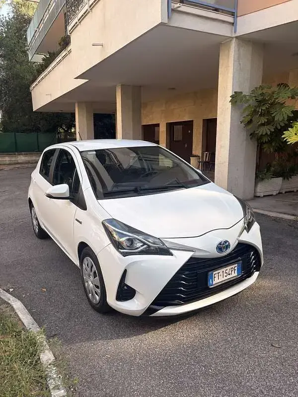 Usata Toyota Yaris Hybrid Cool 73 CV (53 kW) 2019 Berlina