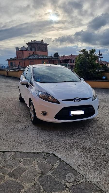 Usata Ford Fiesta 70 CV (51 kW) 2012 Bianco Utilitaria