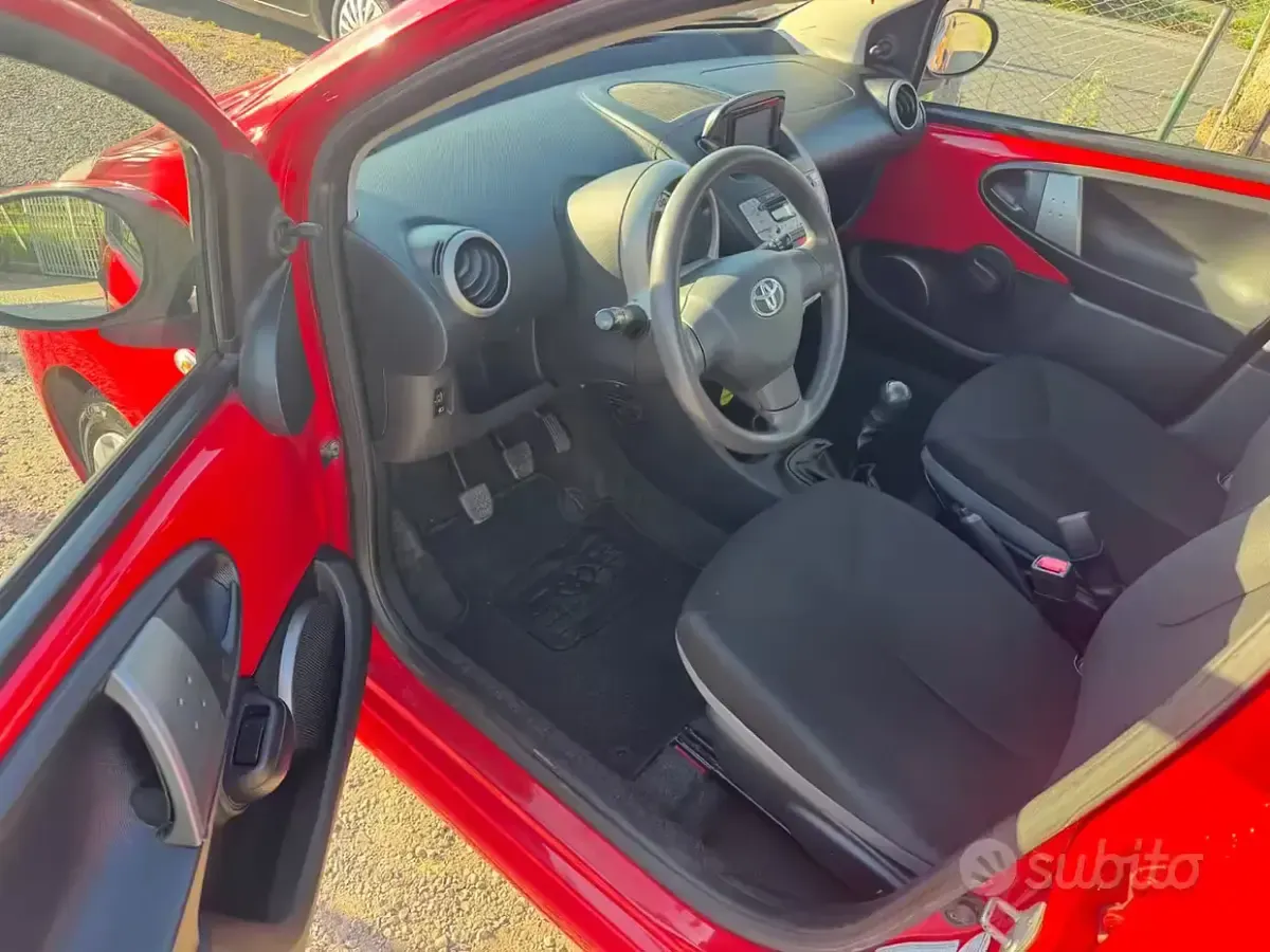 Usata Toyota Aygo Lounge 68 CV (50 kW) 2012 Rosso Utilitaria