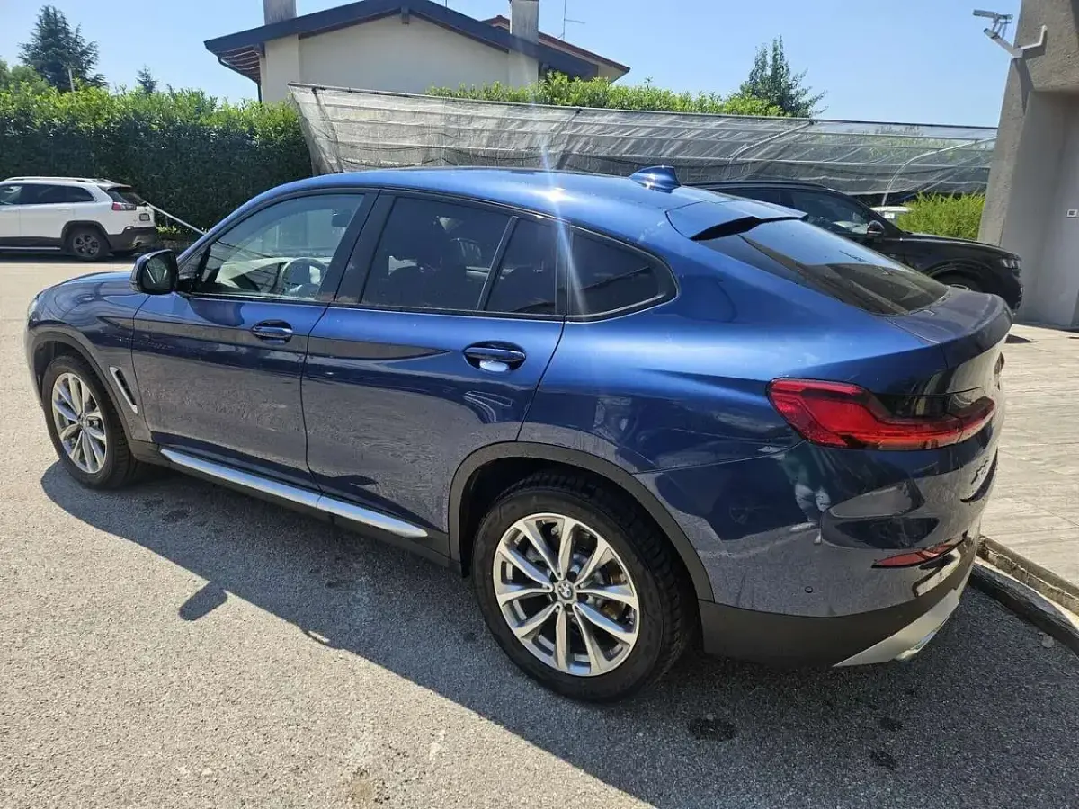 Usata BMW X4 190 CV (139 kW) 2022 Blu/azzurro SUV