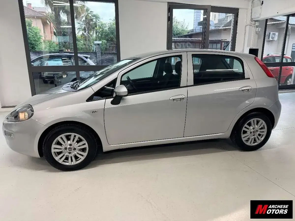 Usata Fiat Punto Lounge 95 CV (69 kW) 2017 Grigio chiaro Utilitaria