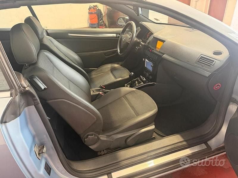 Usata Opel Astra Cabriolet Cosmo 116 CV (85 kW) 2007 Blu Cabrio