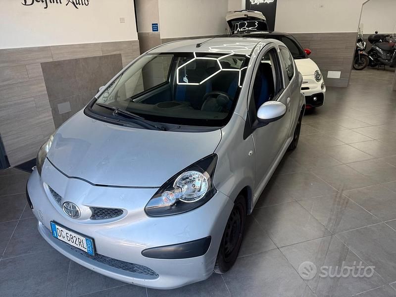 Grigio Usata 2007 Toyota Aygo Due volumi | 1200 € (Ottimo prezzo) - Immagine 1/4