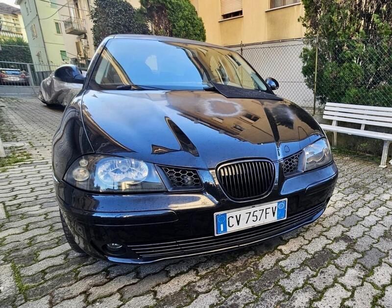 Nero Usata 2005 Seat Ibiza Sport Tre volumi | 1700 € (Buon prezzo) - Immagine 1/4