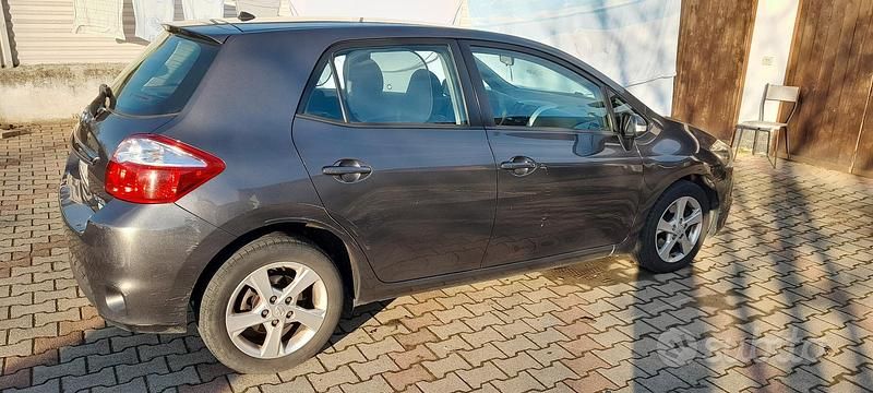 Usata Toyota Auris Sol 126 CV (92 kW) 2010 Marrone Berlina