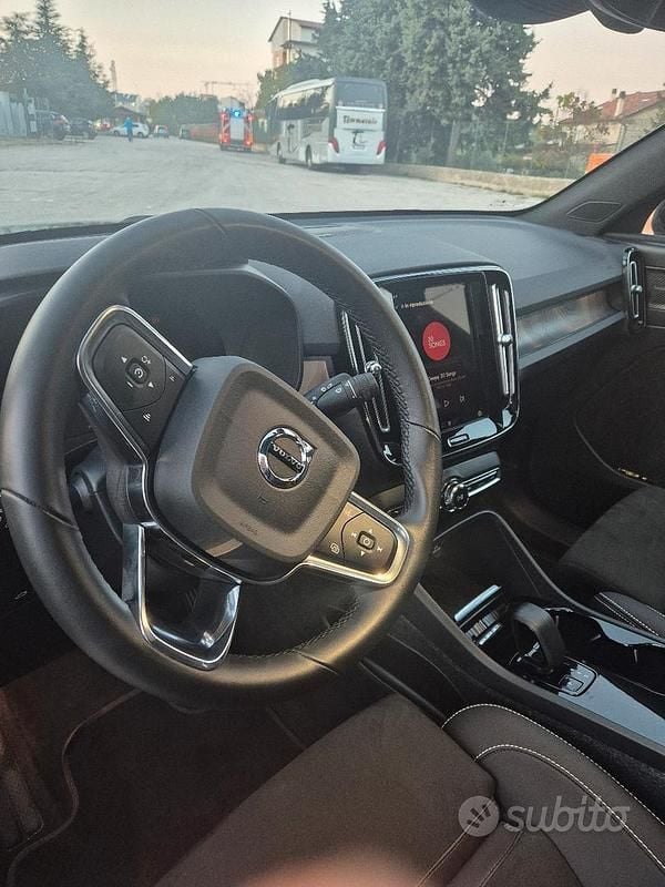 Usata Volvo C40 300 kW (408 CV) 2022 Verde SUV