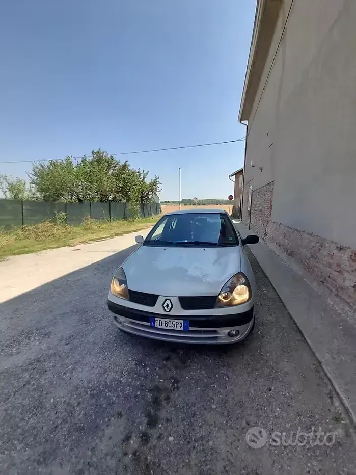 Usata Renault Clio 58 CV (42 kW) 2002 Berlina