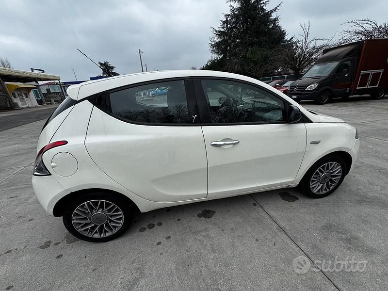 Usata Lancia Ypsilon Gold 95 CV (69 kW) 2011 Bianco Utilitaria