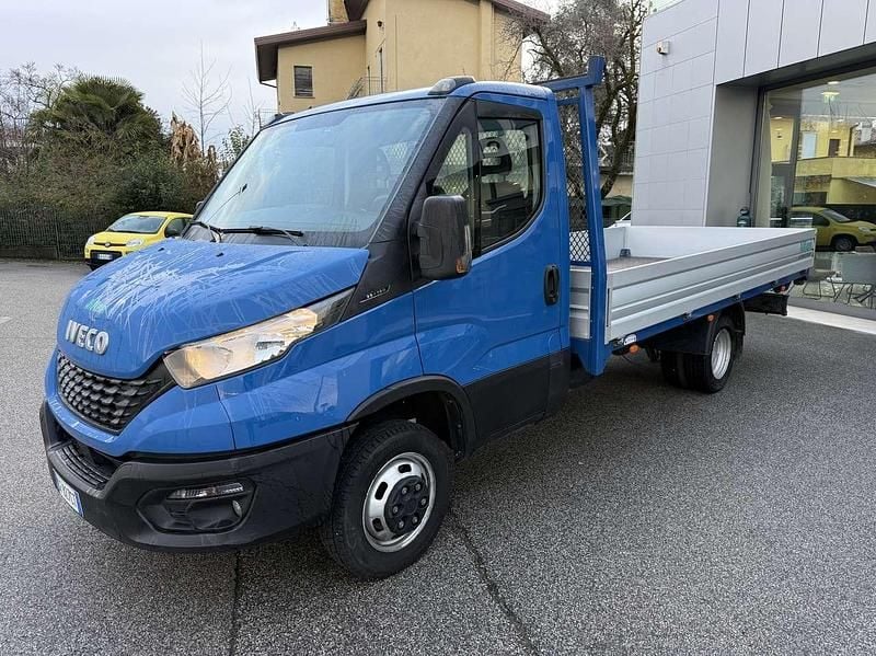 Usata Iveco 35.12 116 CV (85 kW) 2021 Blu/azzurro Furgone