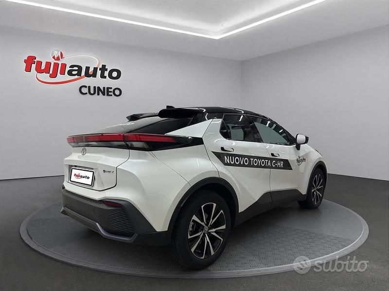 Usata Toyota C-HR Trend 190 CV (139 kW) 2024 Platinum pearl white & black SUV