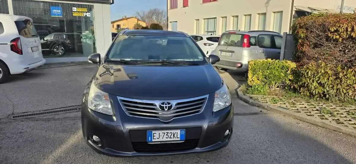 Usata Toyota Avensis Plus 150 CV (110 kW) 2011 Grigio chiaro Station wagon