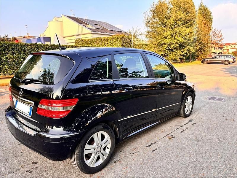 Usata Mercedes B200 Premium 140 CV (102 kW) 2011 Nero Monovolume