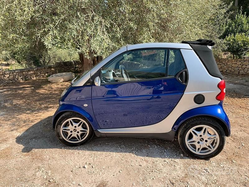 Blu Usata 2001 Smart ForTwo Cabrio Cabrio | 2000 € - Immagine 1/4