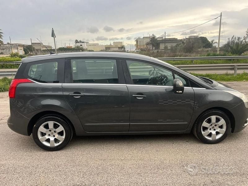 Usata Peugeot 5008 Active 115 CV (84 kW) 2013 Grigio Monovolume