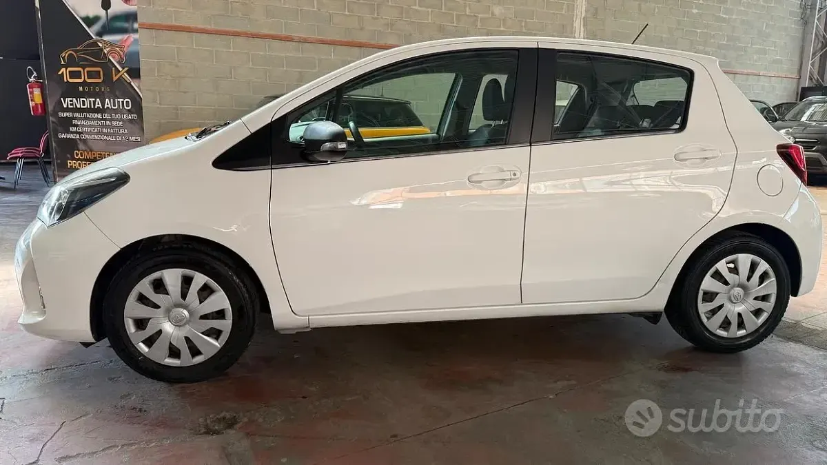 Usata Toyota Yaris Lounge 69 CV (50 kW) 2015 Bianco Utilitaria