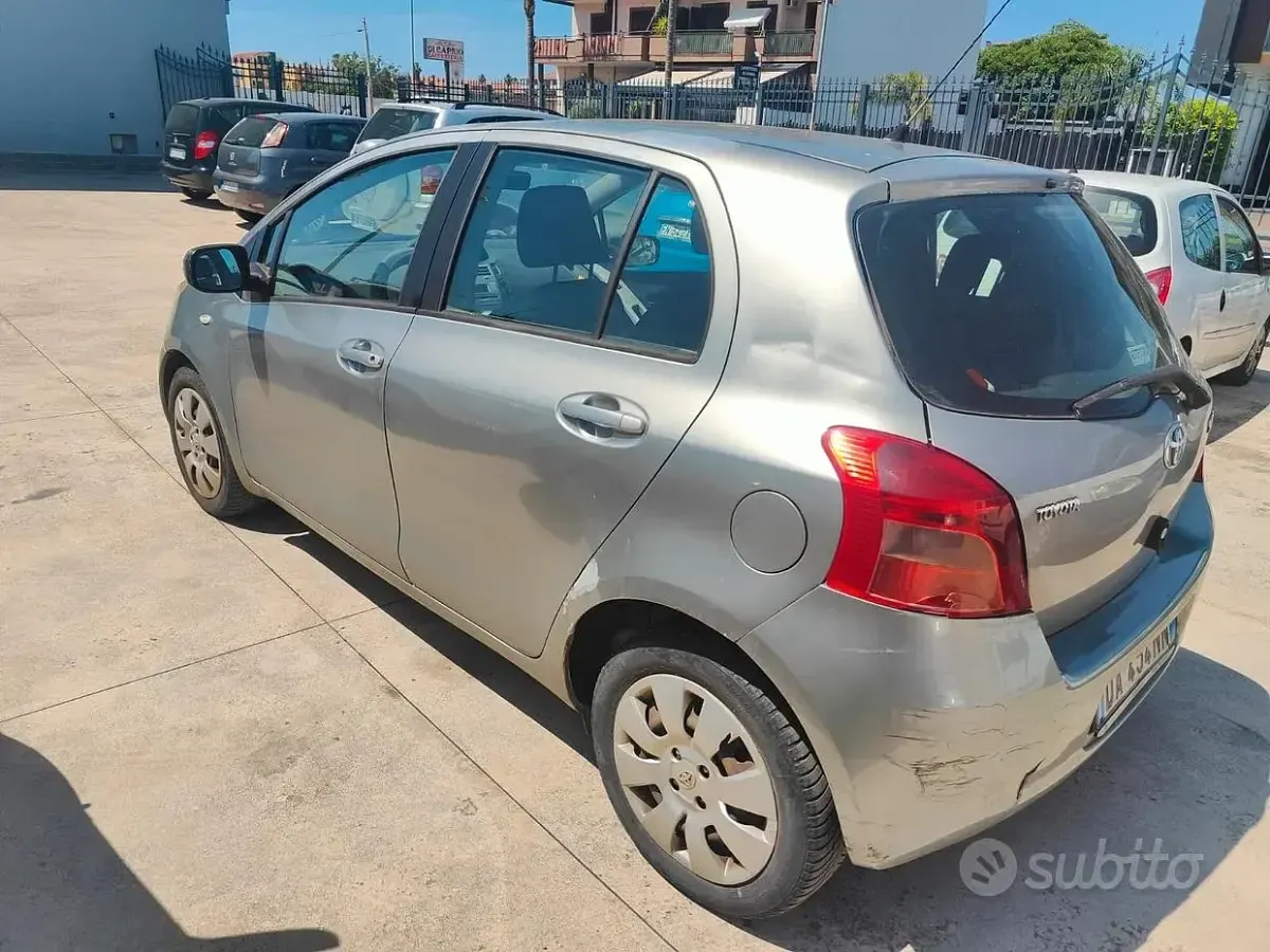 Usata Toyota Yaris 69 CV (50 kW) 2006 Grigio Berlina