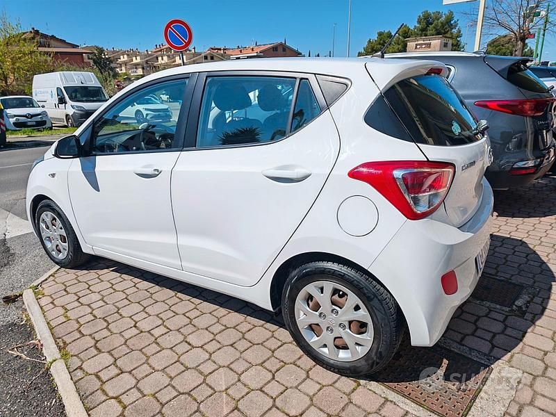 Usata Hyundai i10 Edition 87 CV (63 kW) 2015 Bianco Utilitaria