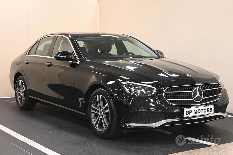 Nero Usata 2021 Mercedes E220 Tre volumi | 37.900 € (Buon prezzo) - Immagine 1/4