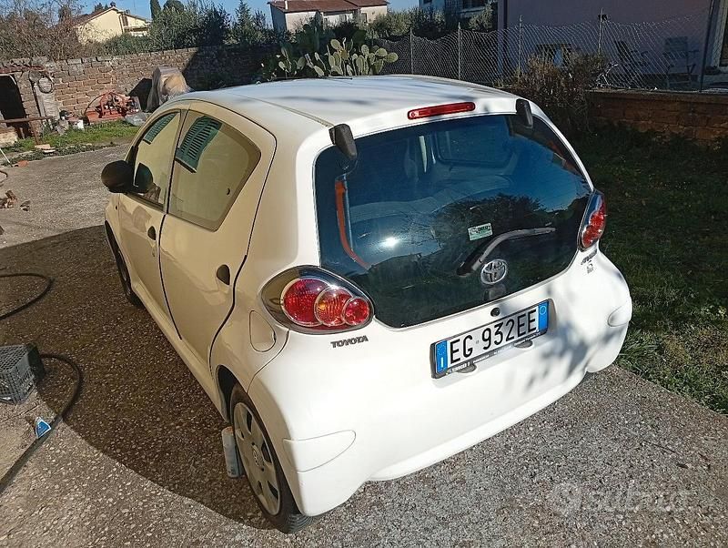 Usata Toyota Aygo 69 CV (50 kW) 2011 Bianco Utilitaria