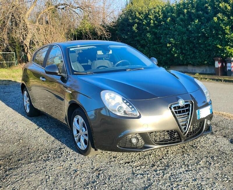 Grigio Usata 2013 Alfa Romeo Giulietta Due volumi | 5900 € (Buon prezzo) - Immagine 1/4