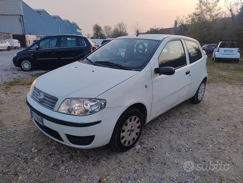 Bianco Usata 2009 Fiat Punto Active Tre volumi | 1700 € (Super prezzo) - Immagine 1/4
