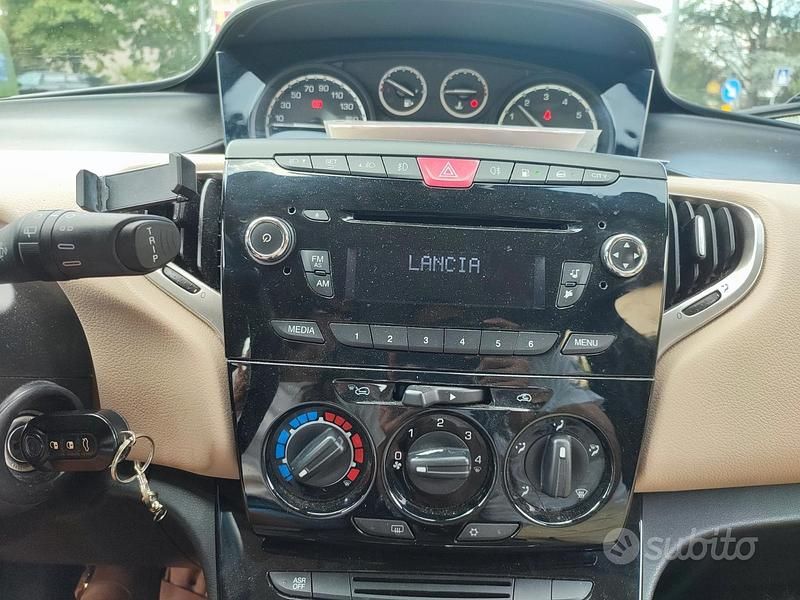 Usata Lancia Ypsilon 85 CV (62 kW) 2015 Nero Utilitaria