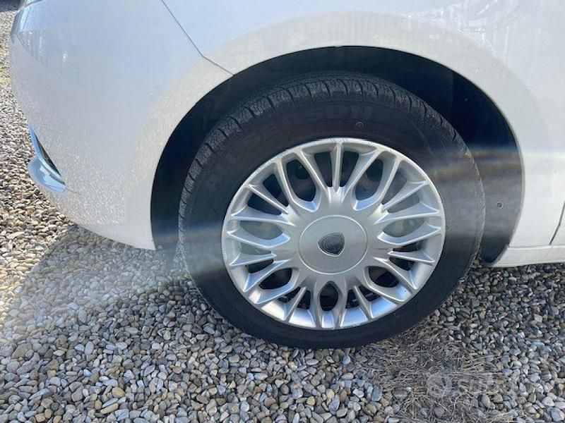 Usata Lancia Ypsilon 69 CV (50 kW) 2017 Bianco Utilitaria