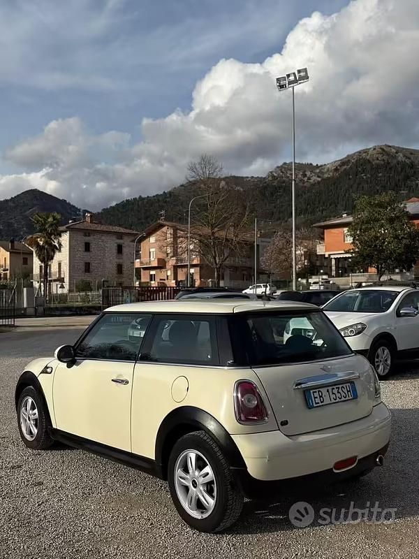 Usata Mini Cooper D 108 CV (79 kW) 2010 Bianco Utilitaria