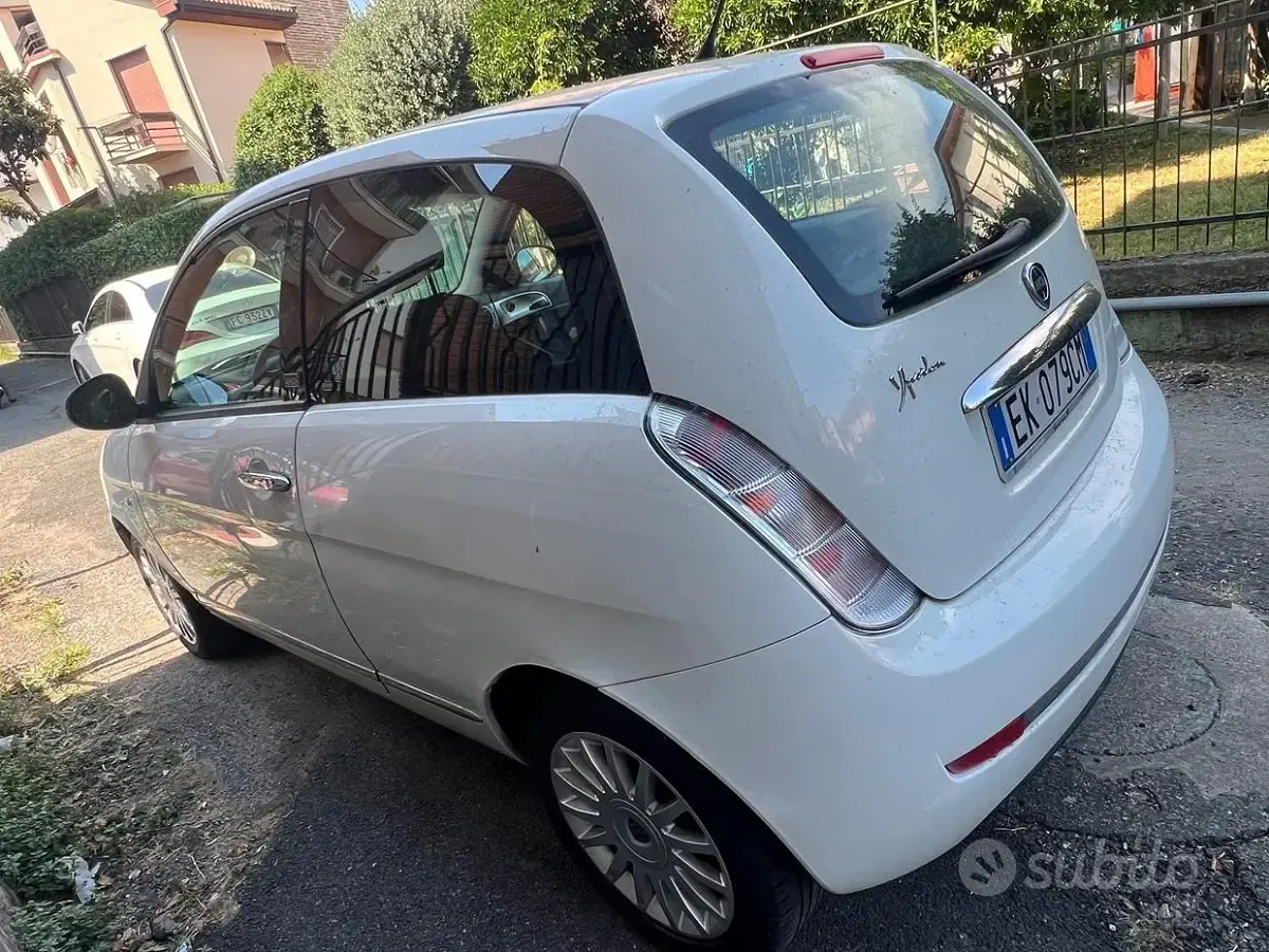 Usata Lancia Ypsilon 69 CV (50 kW) 2012 Bianco Utilitaria