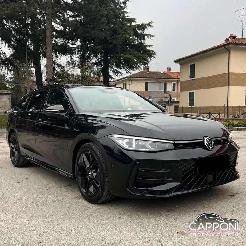 Usata VW Passat R-line 150 CV (110 kW) 2024 Nero Station wagon