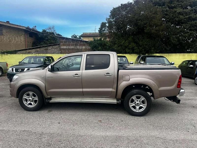 Usata Toyota HiLux 171 CV (125 kW) 2011 Oro Pick-up