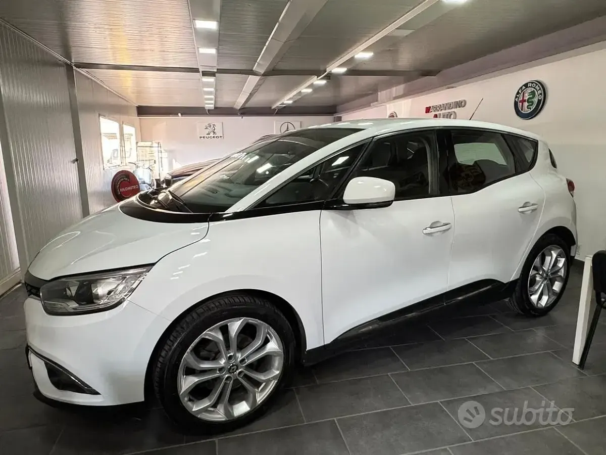Usado Renault Scénic IV Bose Edition 110 CV (80 kW) 2017 Blanco Monovolumen
