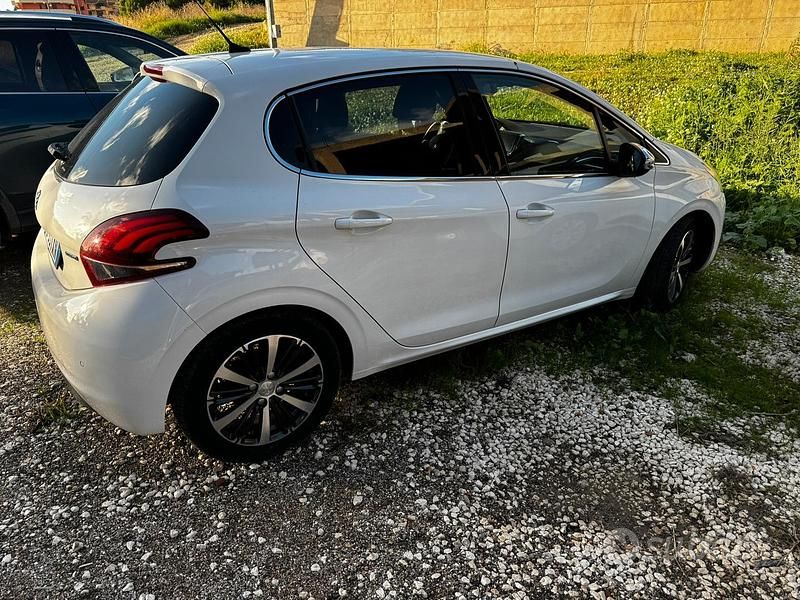 Usata Peugeot 208 Allure 75 CV (55 kW) 2016 Bianco Utilitaria