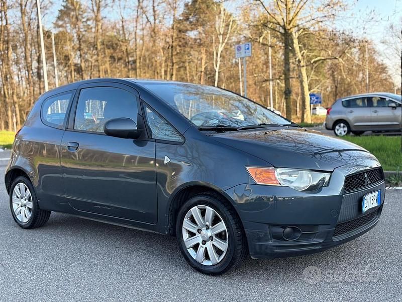 Usata Mitsubishi Colt Invite 75 CV (55 kW) 2010 Grigio Utilitaria