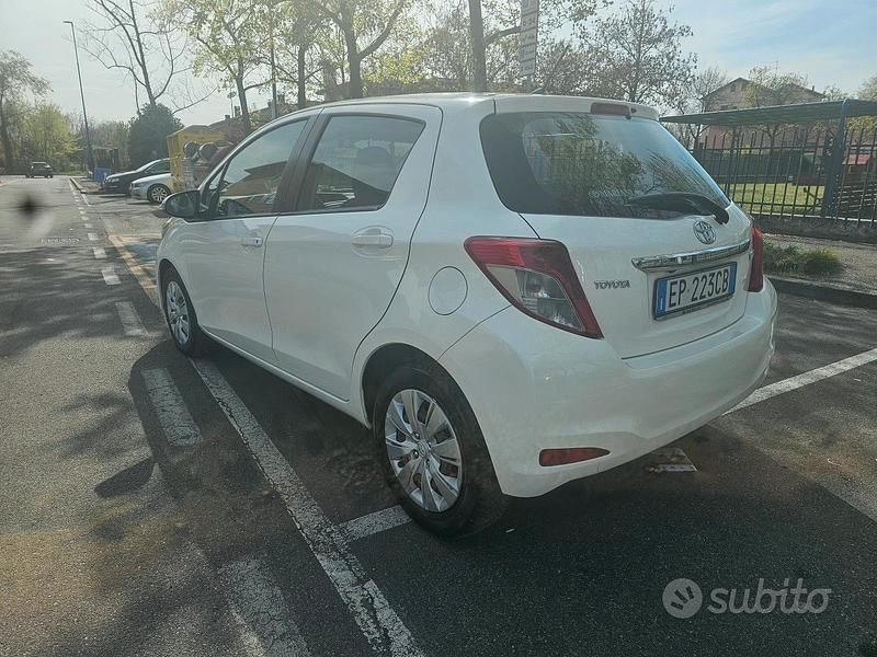 Usata Toyota Yaris 90 CV (66 kW) 2013 Bianco Utilitaria