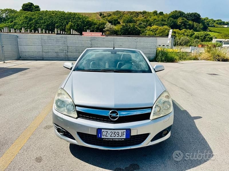 Usata Opel Astra Cabriolet Cosmo 150 CV (110 kW) 2007 Grigio Cabrio