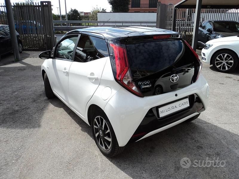 Usata Toyota Aygo Connect Style 72 CV (52 kW) 2020 Bianco Utilitaria