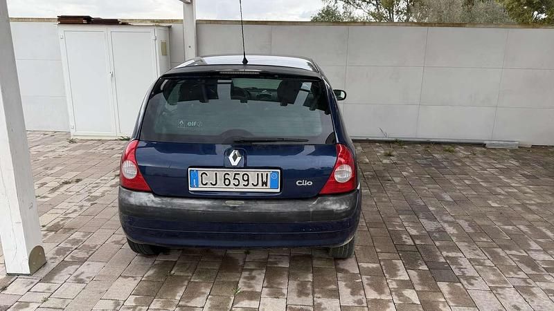 Usata Renault Clio II Expression 75 CV (55 kW) 2003 Blu Berlina