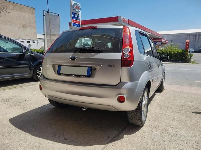 Second-hand Ford Fiesta 68 CP (50 kW) 2007 Gri Hatchback