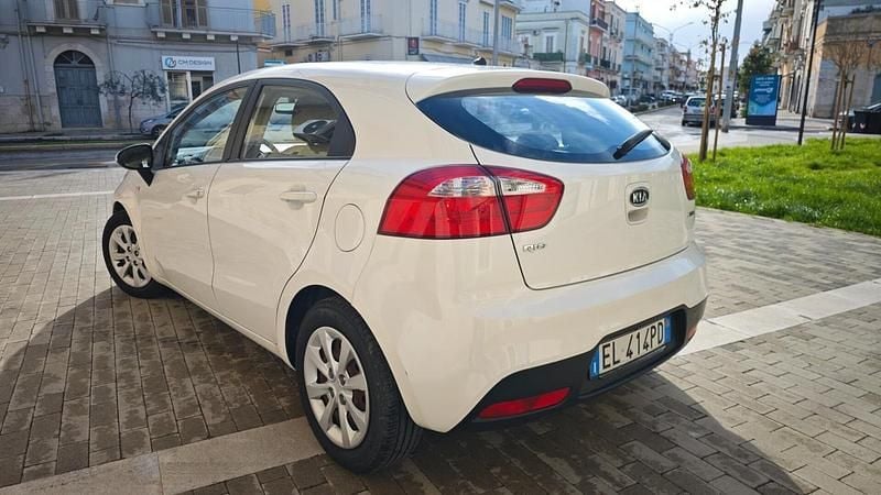 Usata Kia Rio 90 CV (66 kW) 2014 Bianco Utilitaria