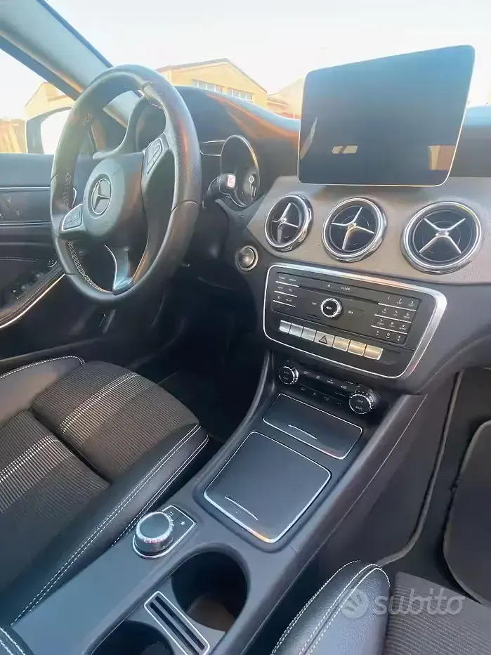 Usata Mercedes GLA200 136 CV (100 kW) 2017 Grigio SUV